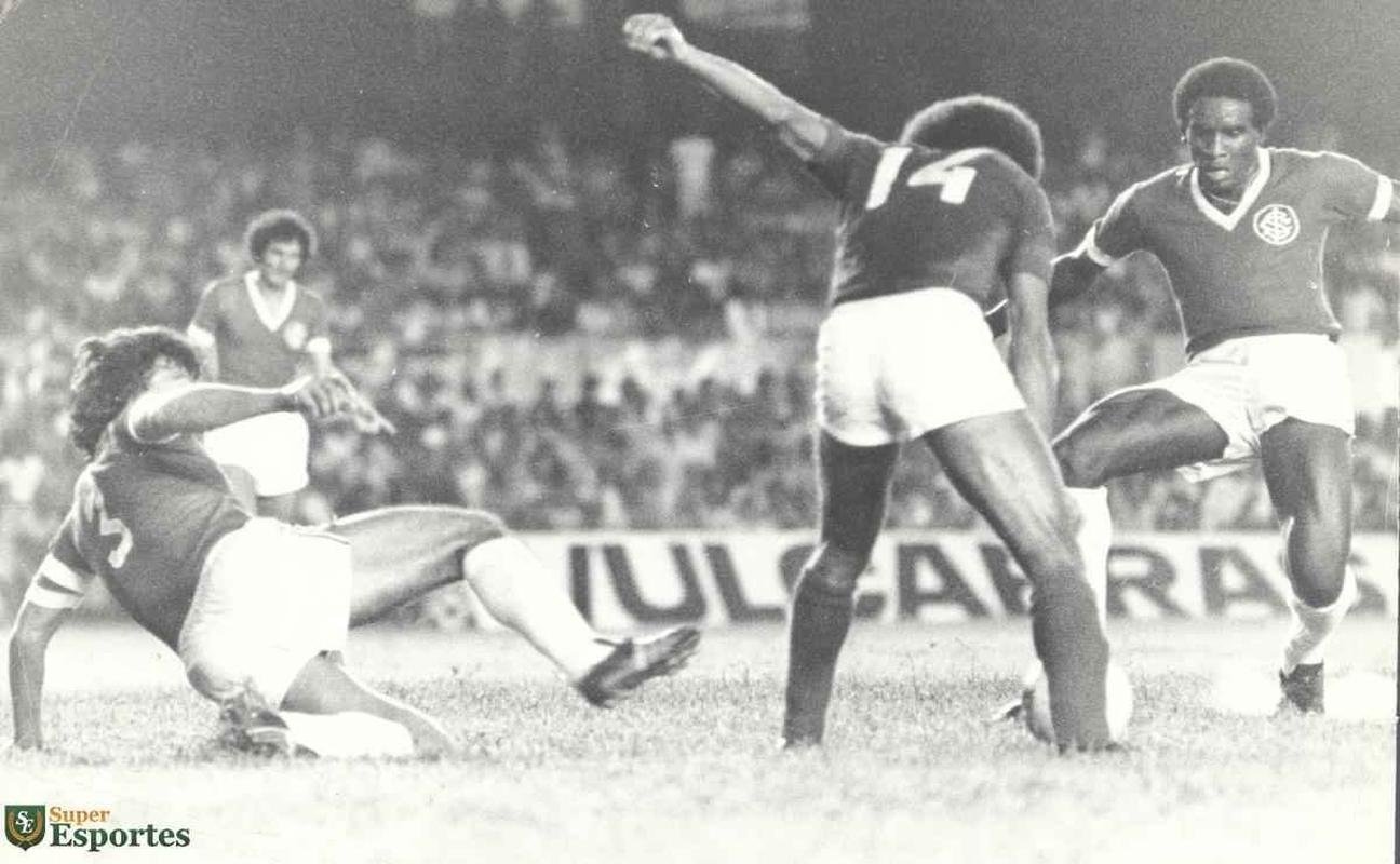 Cruzeiro derrotou Inter por 5 a 4 na estreia da Copa Libertadores de 1976. Palhinha, aos 3 e 10 minutos do 1T, Joozinho, aos 21 min do 1T e aos 18 min do 2T, e Nelinho, aos 40 min do 2T marcaram os gols celestes no triunfo