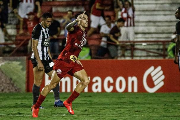 Náutico foi melhor no primeiro tempo e terminou a etapa inicial vencendo pelo placar de 1 a 0, com gol do meia Jean Carlos.