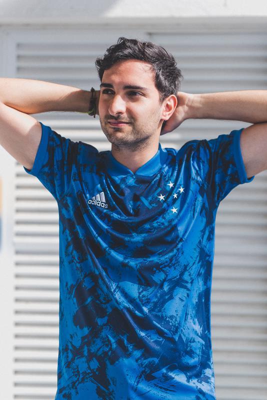 Fotos da nova camisa 3 do Cruzeiro, produzida pela Adidas