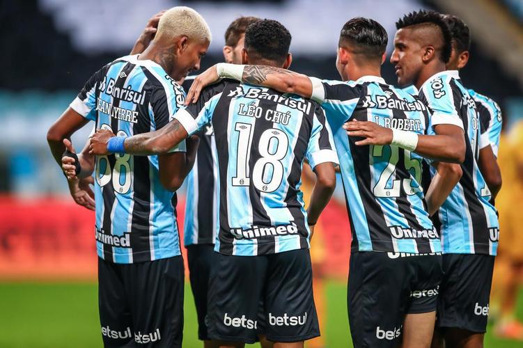Grêmio - eliminou o Brasiliense com placar agregado de 2 a 0