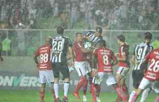 Em jogo com chuva de granizo e 'apago' no Horto, Galo  batido pelo Internacional por 1 a 0