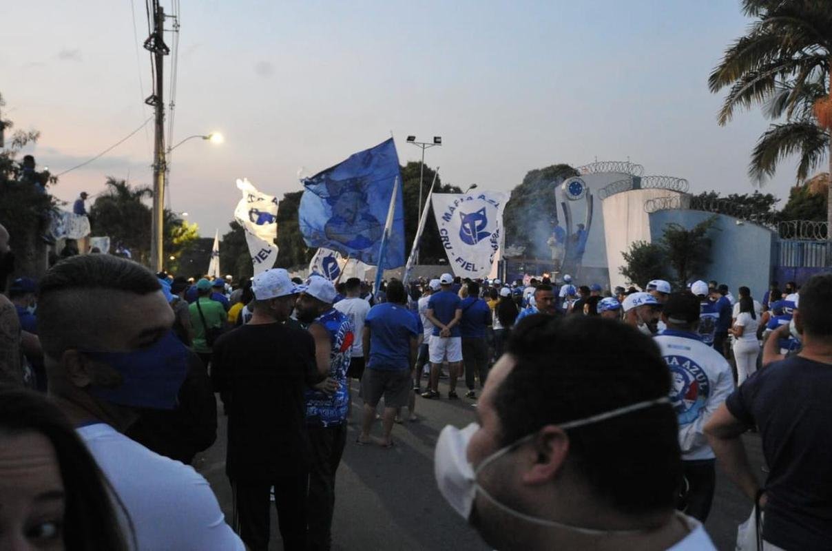 Torcedores do Cruzeiro cobram renncia de Srgio Rodrigues