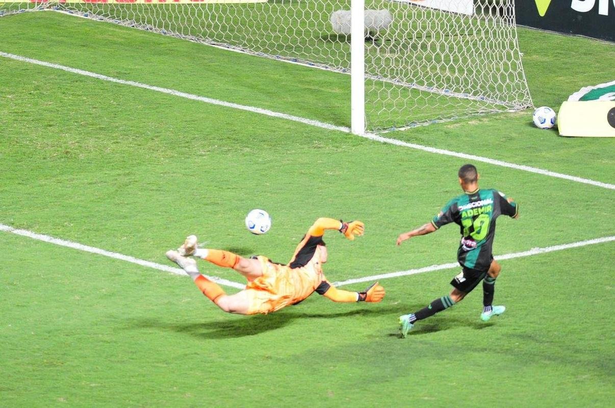 Ademir marcou dois gols na etapa final e colocou o Amrica em vatagem: 2 a 0