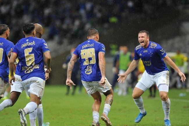 Atacante Edu, do Cruzeiro, vai  loucura ao marcar o gol da vitria sobre o Democrata-GV, no Mineiro, no ltimo minuto da partida pela quinta rodada do Mineiro