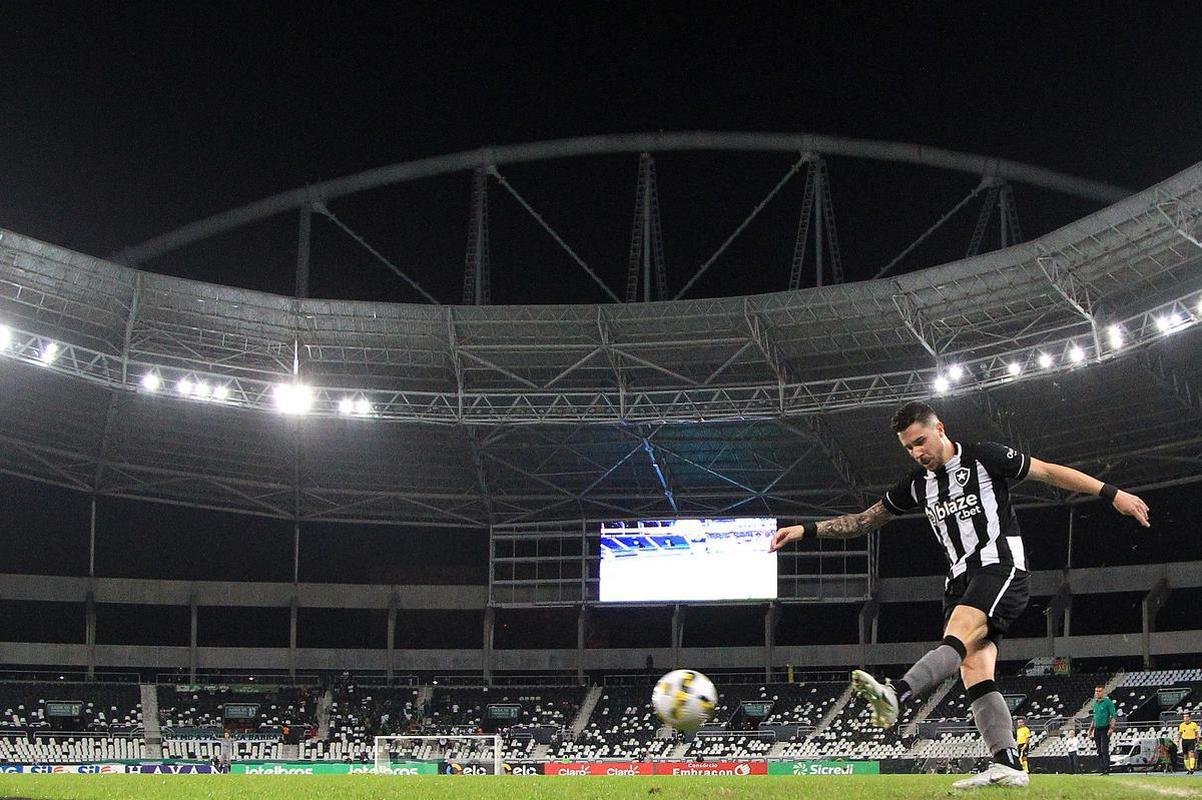 Fotos da partida entre Botafogo e Amrica, pelo duelo de volta das oitavas de final da Copa do Brasil. Jogo foi realizado nesta quinta-feira (14), no estdio Nilton Santos, na cidade do Rio de Janeiro.