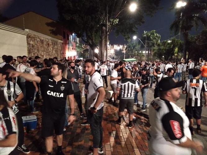Torcedores do Atlético aglomerados do lado de fora do Mineirão