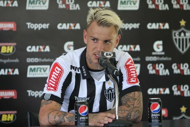 Imagens da apresentao de Rger Guedes no Atltico