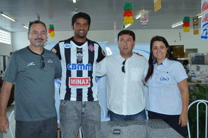 Fabrcio Carvalho: a exemplo de Washington, o jogador voltou aos gramados em 2007, pelo Gois, trs anos aps ter detectada uma arritmia cardaca no perodo em que defendeu o So Caetano (tinha 31 anos na poca). Em 2013, ele atuou pelo Arax. 
