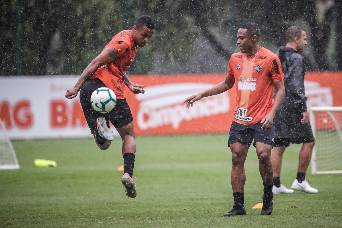 Atltico treina com Victor e Jair em campo; veja fotos