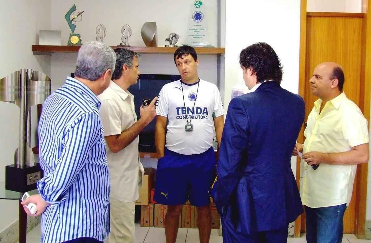 18/06/2008 - O tcnico de futebol do Inter de Milo, Jos Mourinho, acompanhado do tcnico do Cruzeiro, Adilson Batista em visita a Toca da Raposa II, em Belo Horizonte. Diretor de futebol Eduardo Maluf acompanha o encontro

