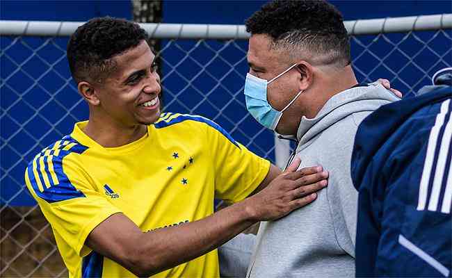 Rafael Santos cumprimenta Ronaldo, acionista da SAF do Cruzeiro