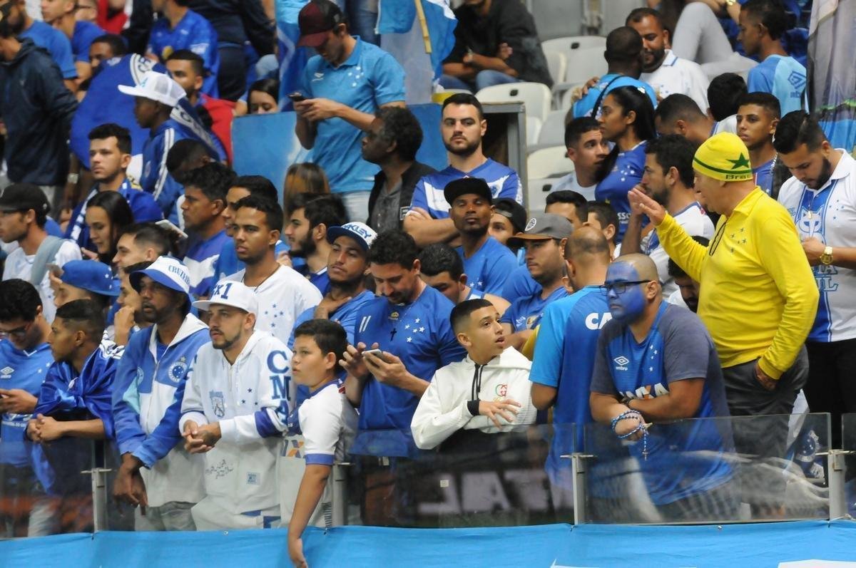 Fotos da torcida cruzeirense, no Mineiro, na partida contra o Inter, pela semifinal da Copa do Brasil