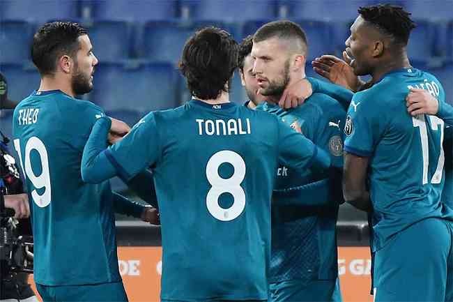 Atacante croata Rebic festeja com os companheiros: Milan mantm perseguio a rival