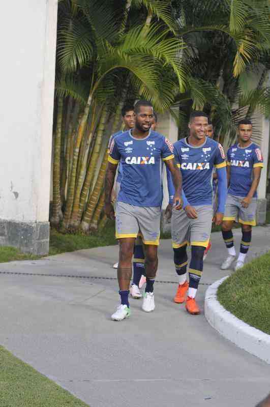 Marcos Vincius, futevlei da 'banda' e sorrisos no bobinho: imagens do treino do Cruzeiro na Toca II