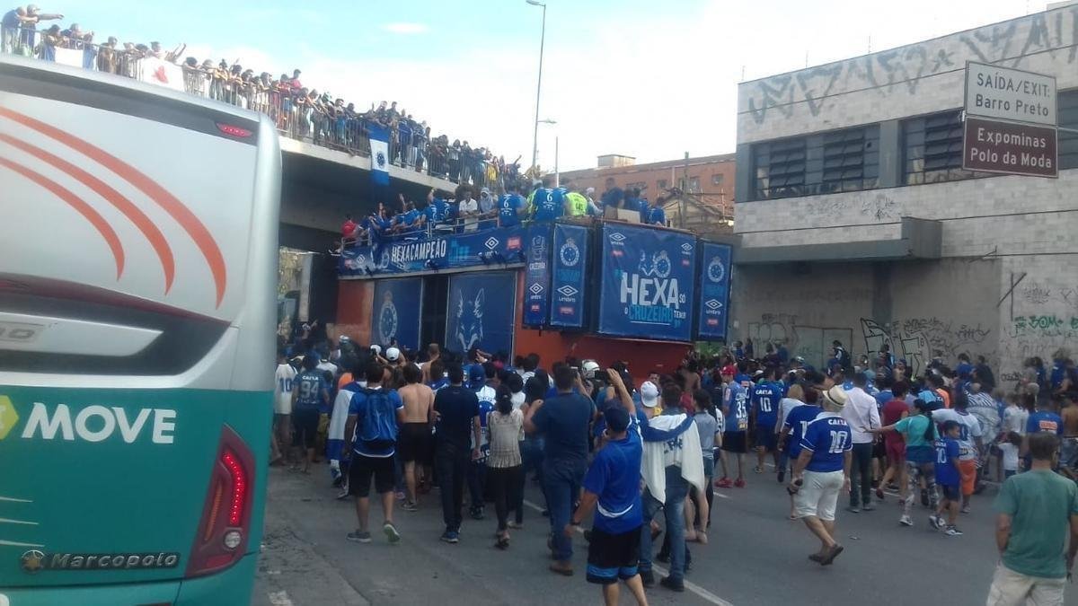 Antes de chegada  Praa Sete, caminho do Corpo de Bombeiros com jogadores do Cruzeiro passou pela Avenida Antnio Carlos, em Belo Horizonte