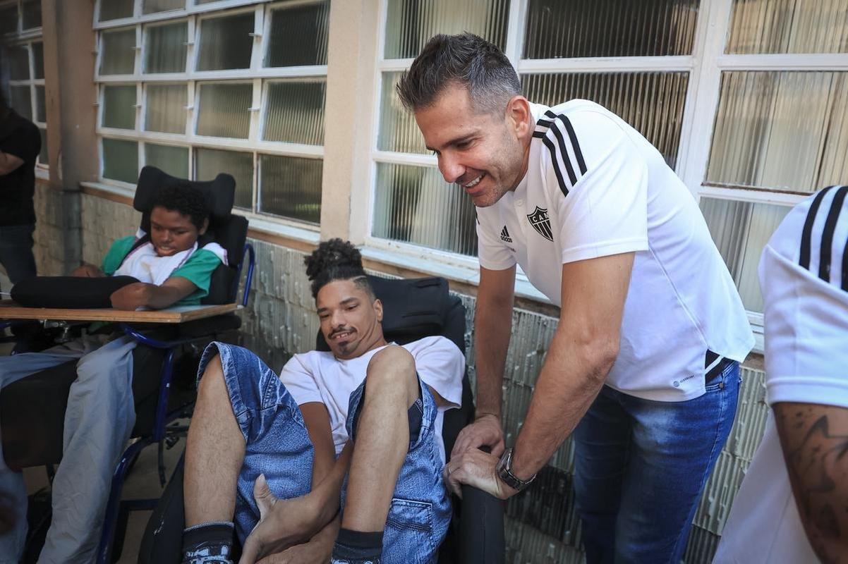 Jogadores do Atltico visitam Ncleo Assistencial Caminhos para Jesus