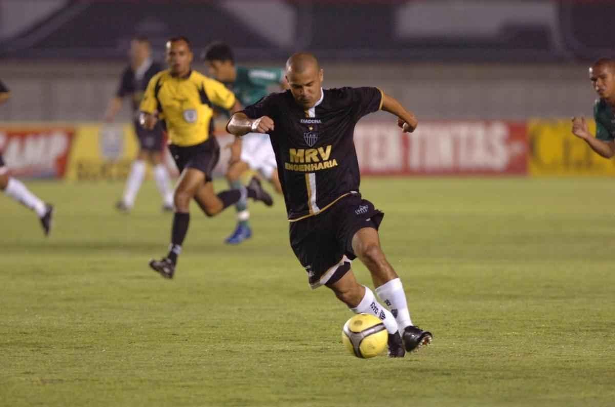 Novamente com a Diadora, Atltico teve camisa preta com detalhes em branco e dourado em 2006