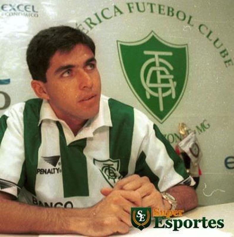 Atacante Robson com o modelo de uniforme de 1998