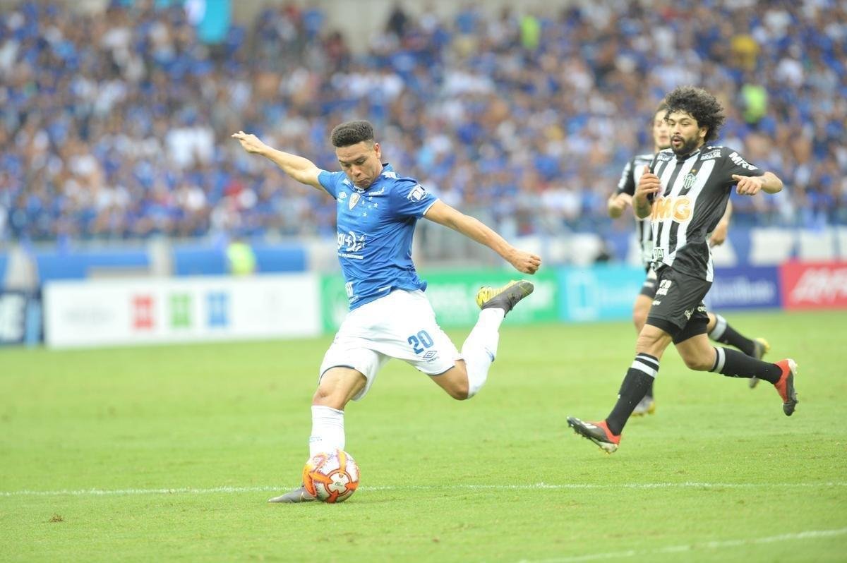 Marquinhos Gabriel abriu o placar para o Cruzeiro aos 45 do primeiro tempo, em chute no canto direito de Victor que ainda desviou no zagueiro atleticano Leonardo Silva