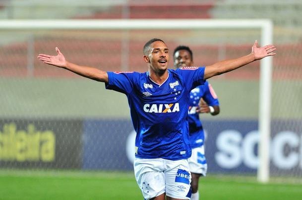 Aps por 2 a 2 no tempo normal, Cruzeiro derrotou Atltico por 4 a 2 nas penalidades e se sagrou campeo de torneio indito. Em 2018, clube celeste disputar a Copa Libertadores da categoria
