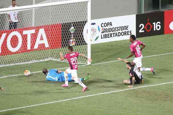 Sequncia de fotos do gol de Pratto sobre o Independiente del Valle