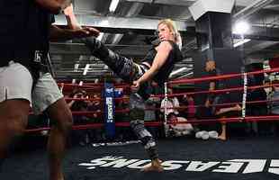 Treino aberto do UFC no Brooklyn - Holly Holm trabalha os chutes altos