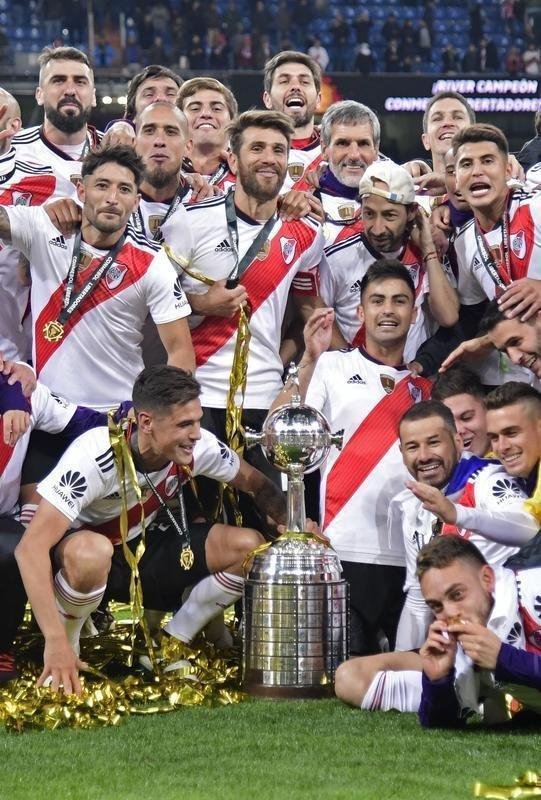 Depois da vitria por 3 a 1 sobre o Boca, jogadores do River Plate erguem a taa da Libertadores no Santiago Bernabu, em Madri, e fazem a festa com o tetracampeonato continental