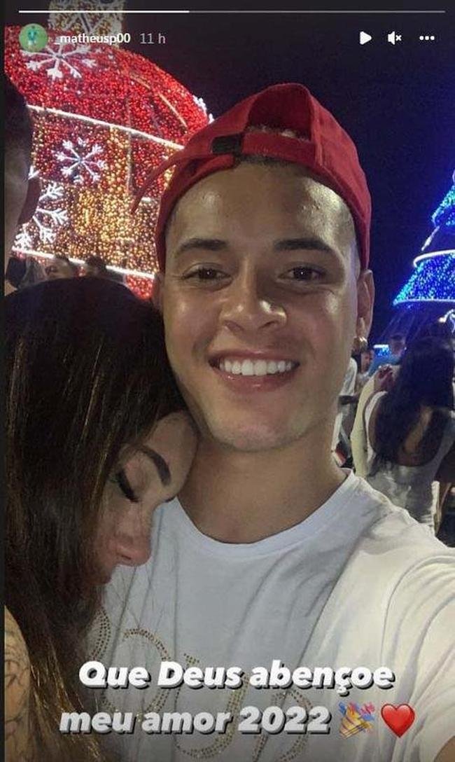 Matheus Pereira ao lado da namorada