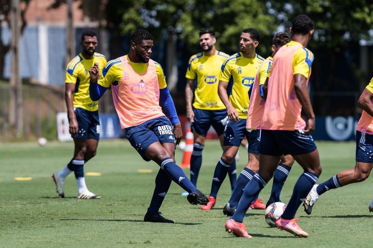 Treino acometeu em clima de descontrao no fechamento da preparao para o jogo deste domingo  