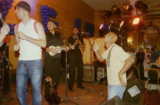 Aps a grande festa no Mineiro com a vitria sobre o Paysandu por 2 a 1, e tambm nas ruas de Belo Horizonte, em desfile carro aberto, jogadores, integrantes da comisso tcnica e dirigentes do Cruzeiro comemoraram o ttulo brasileiro e a indita Trplice Coroa de 2003 em evento fechado no hotel Ouro Minas, em Belo Horizonte. Familiares dos campees estiveram presentes. Imagens do arquivo do Estado de Minas mostraram a euforia dos jogadores, do tcnico Vanderlei Luxemburgo, do presidente Alvimar de Oliveira Costa e do vice, Zez Perrella, naquele 30 de novembro.