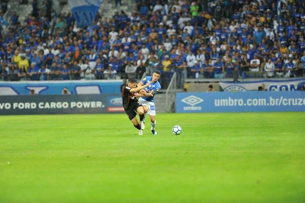 Lances do primeiro tempo da partida entre Cruzeiro e Atltico-PR, no Mineiro, pelas oitavas de final da Copa do Brasil