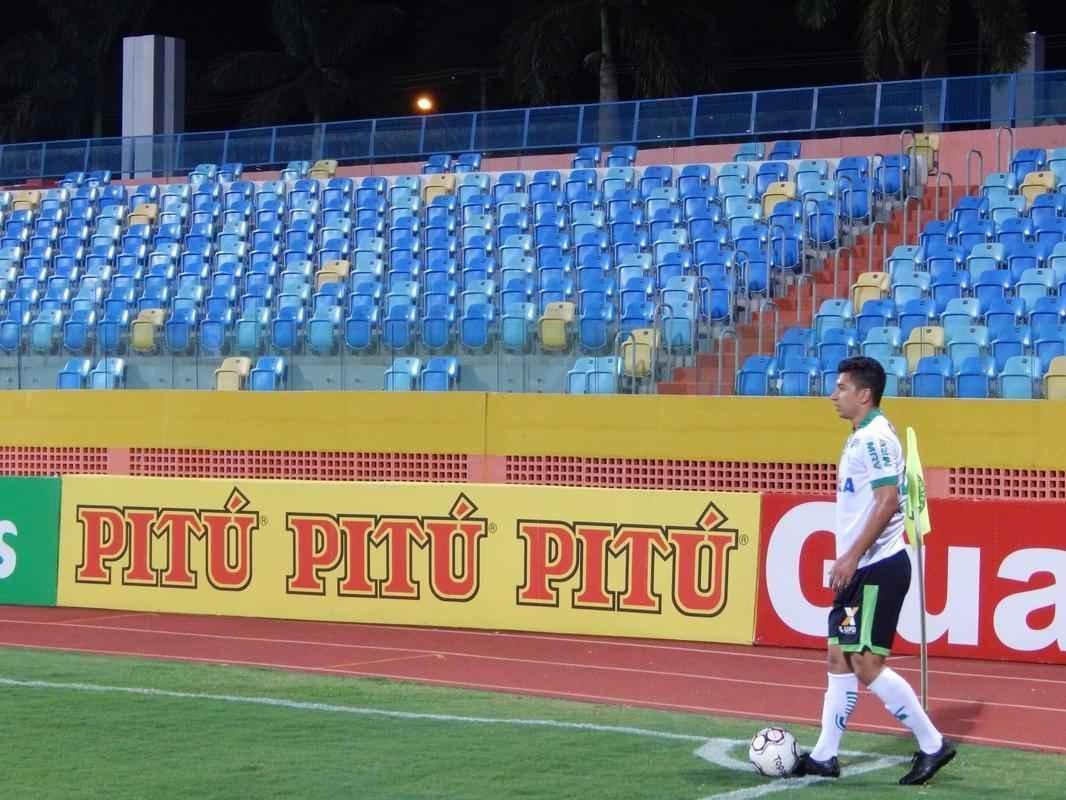 Imagens do duelo entre Gois e Amrica, com portes fechados no Estdio Olmpico