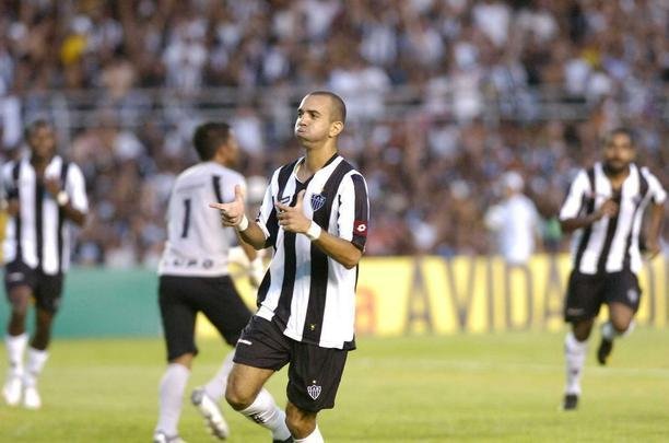 2009 - O Atltico anotou 110 gols naquele ano. Em sua primeira passagem pelo clube, Diego Tardelli chegou  incrvel marca de 42 gols no ano. Alm de ser quem mais marcou pelo Galo, o atacante foi o artilheiro do futebol brasileirio na temporada