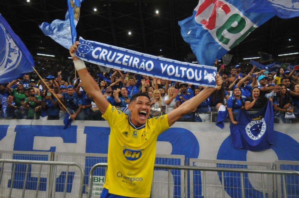 Fotos da grande festa da torcida e do time do Cruzeiro aps a vitria sobre o Operrio, por 1 a 0, que aproximou o time celeste do acesso  Srie A