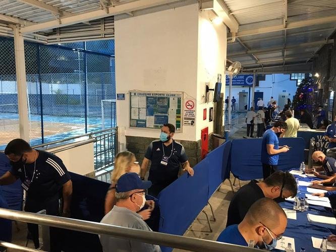 Conselheiros e associados do Cruzeiro durante votação de mudança do Estatuto do clube. Assembleia geral autorizou venda de até 90% das ações da SAF para investidores. Houve festa dos cruzeirenses no Parque Esportivo do Barro Preto, em BH, devido à possibilidade de chegada de recursos para tornar o futebol mais competitivo a partir de 2022.