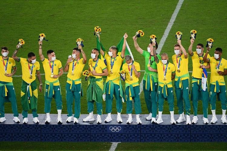 Jogadores da Seleo Brasileira recebem a medalha de ouro pela conquista olmpica no futebol
