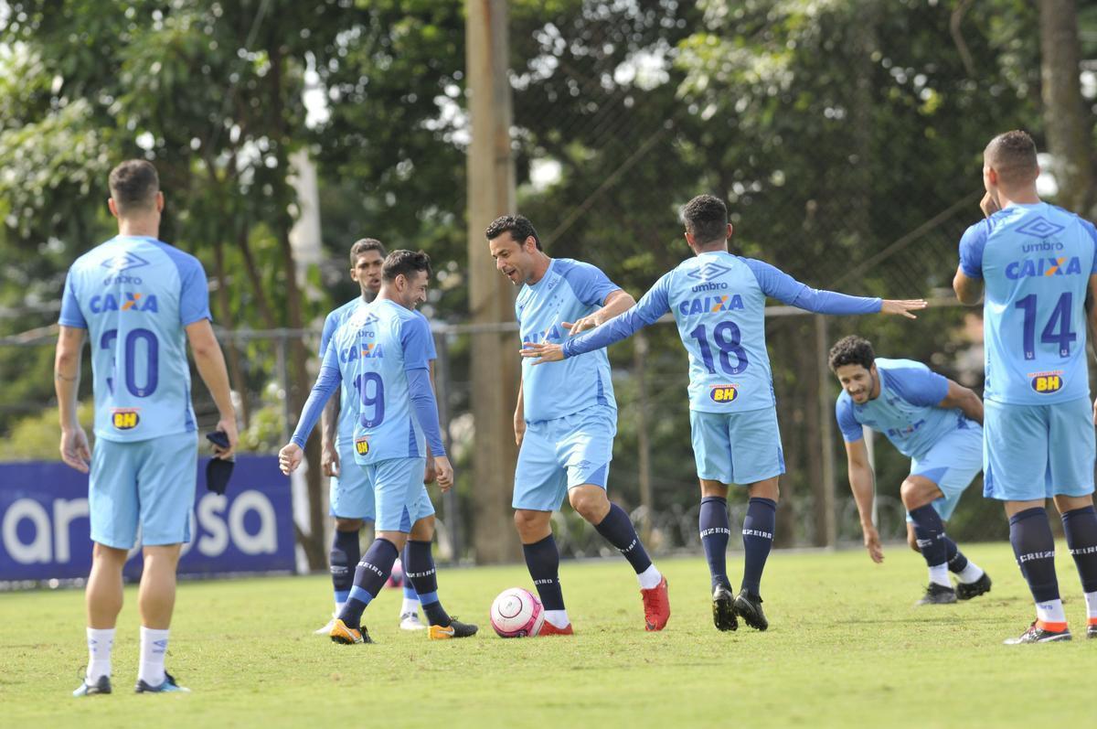 Mano Menezes montou Cruzeiro que deve encarar o Villa Nova no sbado e promoveu trs mudanas em relao ao ltimo jogo: Murilo entrou na vaga de Leo, Egdio no lugar de Marcelo Hermes e Robinho deu lugar a Ariel Cabral