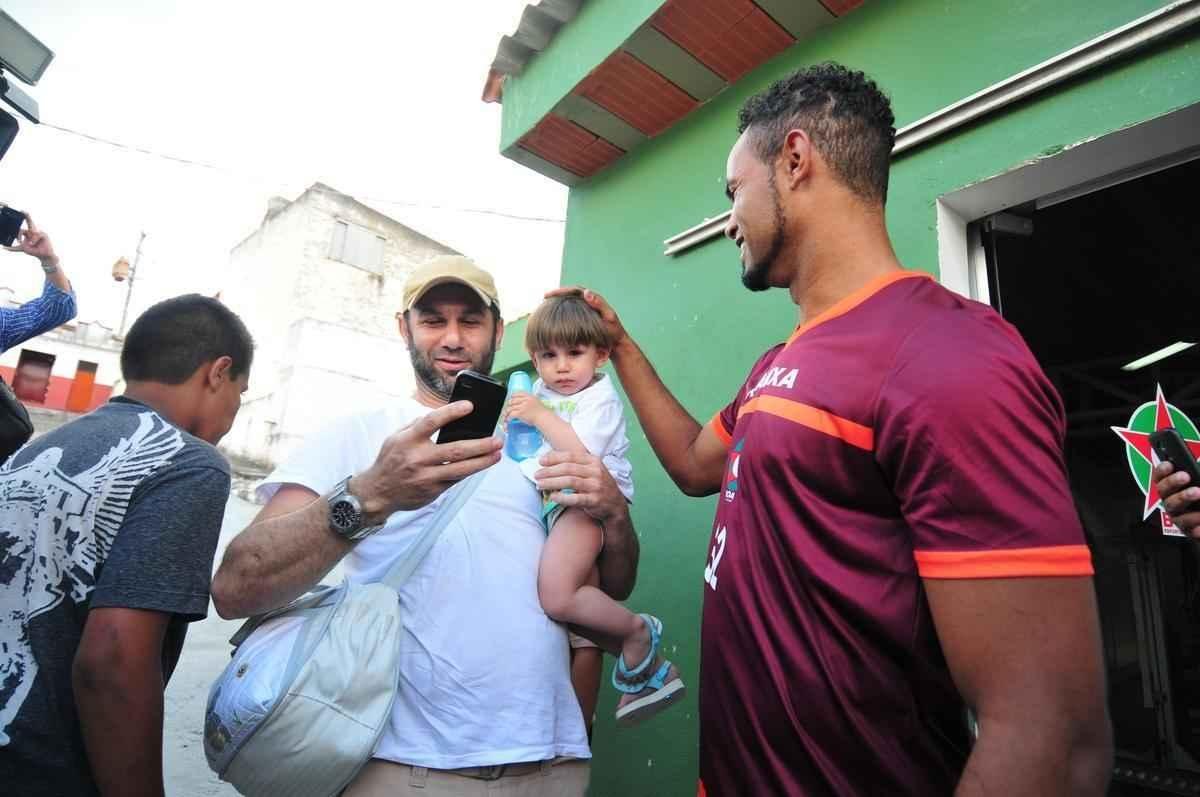 Torcedores do Boa Esporte foram na tarde desta tera-feira ao Estdio Municipal Rubro Negro para tirar selfies com o goleiro Bruno. Jogador realizou teste fsicos no local