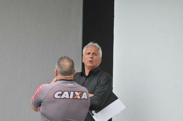 Atltico voltou ao trabalho nesta quinta-feira e apresentou Ricardo Oliveira; alm do atacante, presidente Sergio Sette Cmara e diretor de futebol Alexandre Gallo falaram com os jornalistas. Na foto, o ex-jogador der Aleixo, que agora ser observador tcnico do clube.