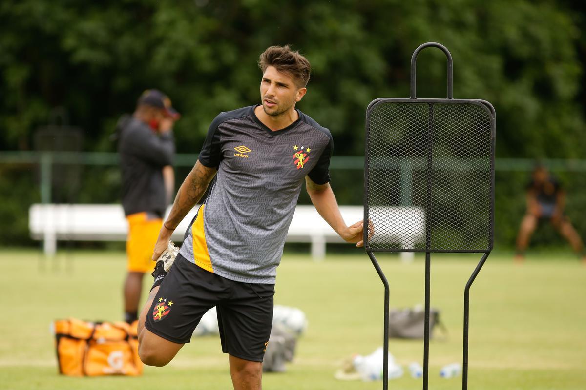 No primeiro trabalho, houve um treinamento tático, que exigia troca de passes e triangulações dos jogadores, com o elenco dividido em grupos de três atletas cada. Em seguida, os jogadores foram divididos em dois grupos no mesmo campo para o trabalho específico por setores de defesa e ataque. De um lado, os zagueiros, laterais e volantes participaram de um treino tático de posicionamento com o auxiliar Daniel Cerqueira. Do outro, os meias e atacantes fizeram um trabalho específico de passe e finalização sob o comando do técnico Daniel Paulista.