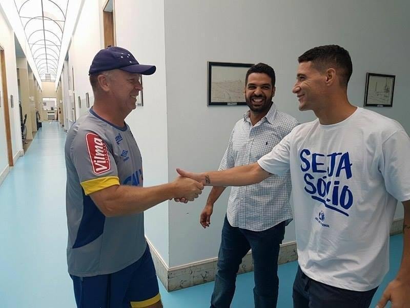 Depois da recepo calorosa em Confins, Thiago Neves conheceu a Toca II e realizou testes fsicos