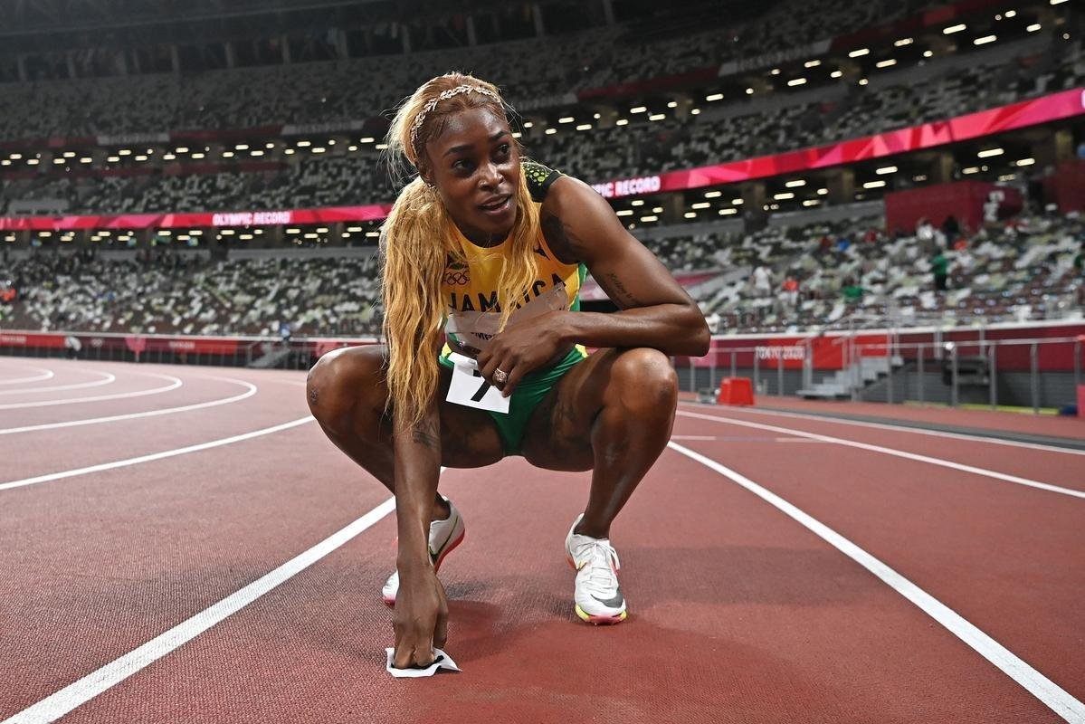 Fotos espetaculares da vitria da jamaicana Elaine Thompson-Herah nos 100m rasos dos Jogos Olmpicos de Tquio com o tempo de 10s61. A velocista quebrou o recorde olmpico e comandou o pdio jamaicano ao lado de Ann Fraser-Pryce, prata, e Shericka Jackson, bronze.