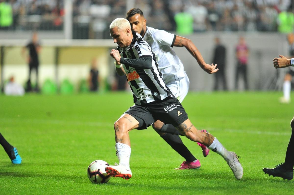 Galo deslanchou no segundo tempo com gols de Fbio Santos, de pnalti, e Vinicius