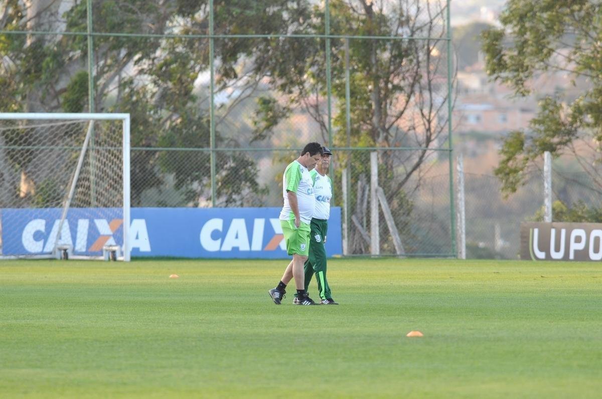 Depois de reunio com elenco e diretoria, Adilson Batista observou treino comandado por Drubscky no Amrica