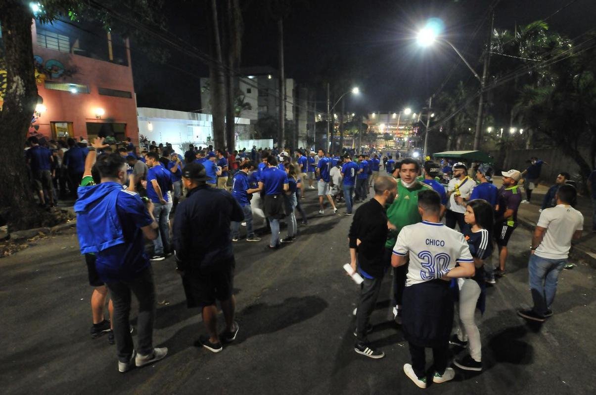 Torcida do Cruzeiro voltou ao Mineiro aps meses de ausncia devido  pandemia. Houve grandes filas devido  desorganizao do clube, que demorou a enviar funcionrios aos portes para fazer a conferncia dos exames de COVID-19. Na Alameda das Palmeiras, muitos cruzeirenses se aglomeraram e no usaram mscara prximo ao Bar do Peixe.