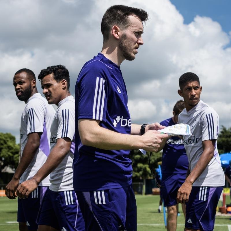 Fotos do primeiro treino do tcnico portugus Pepa no Cruzeiro