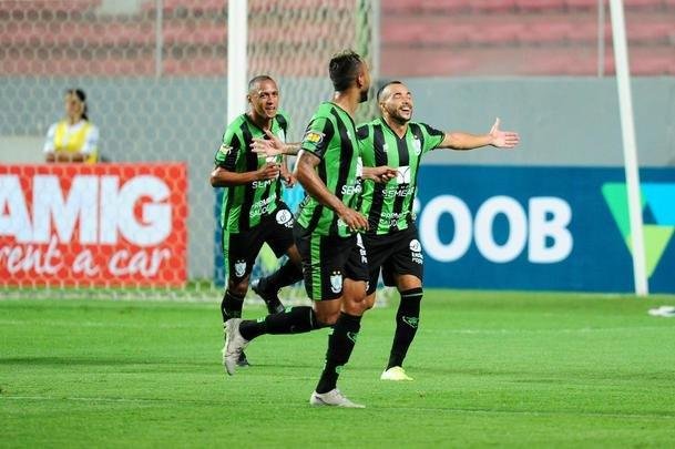 Fotos do duelo entre Amrica e Caldense, no Independncia, pela primeira rodada do Mineiro