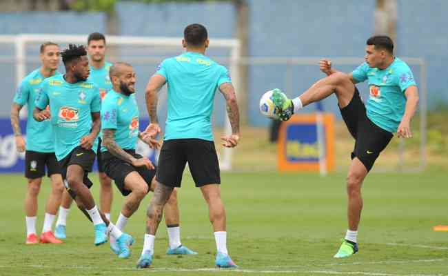 Daniel Alves e Thiago Silva serão duas das seis novidades da Seleção Brasileira no Mineirão