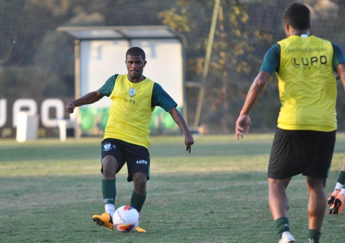 Henrique Santos (meia) - fez 17 partidas no ano, a maioria como reserva, e no teve o contrato renovado. Em 2018, jogar o Campeonato Gacho pelo Novo Hamburgo.