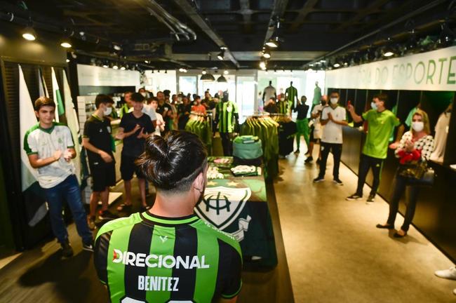 Reforço do Coelho, Benítez foi apresentado após sessão de fotos e autógrafos